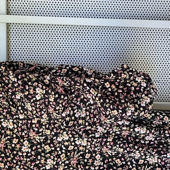 ART CLASS dress with attached shorts. Mixed floral pattern. Size 10-12. - Picture 6 of 7